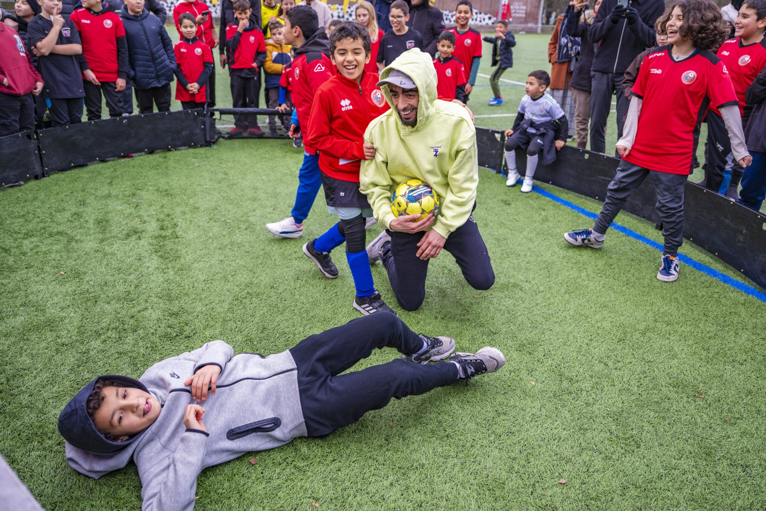 Echanges de balles entre les enfants de l’Académie de foot et le freestyler