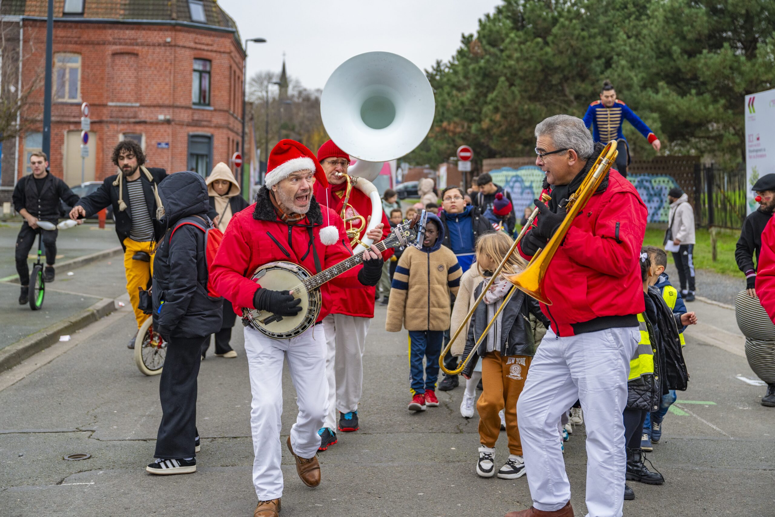 Déambulation en fanfare du parc Brondeloire vers le Colisée