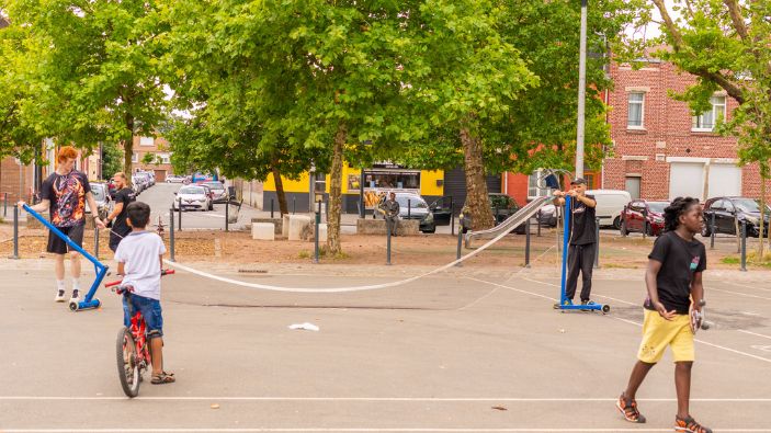 préparation du terrain de badminton – place carnot – 25 juillet 2025